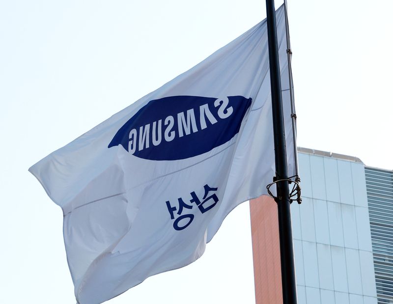 8일 서울 서초구 삼성전자 서초사옥의 깃발이 펄럭이고 있다. 뉴시스