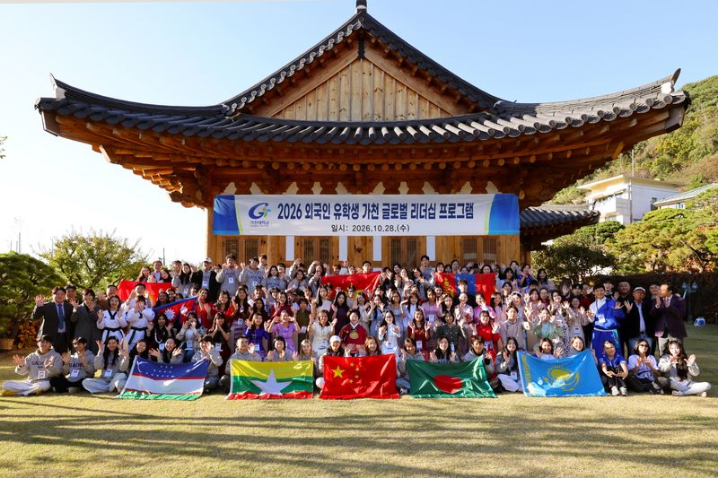 가천대학교 이길여 총장이 28일 인천 연수구 옥련동 가천재에서 외국인 유학생들과 기념촬영을 하고 있다. 가천대 제공