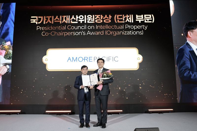 지난 28일 서울 광진구 그랜드 워커힐 서울에서 열린 '한국지식재산협회 컨퍼런스 2026'에서 안재성 아모레퍼시픽 준법경영실장(오른쪽)이 기념촬영을 하고 있다. 사진 아모레퍼시픽 제공