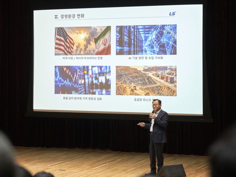 명노현 (주)LS 부회장이 지난 28일 그룹 연수원인 경기 안성 LS미래원에서 개최된 ‘2026 LS 협력사 CEO 포럼’에서 환영인사를 하고 있다. LS 제공
