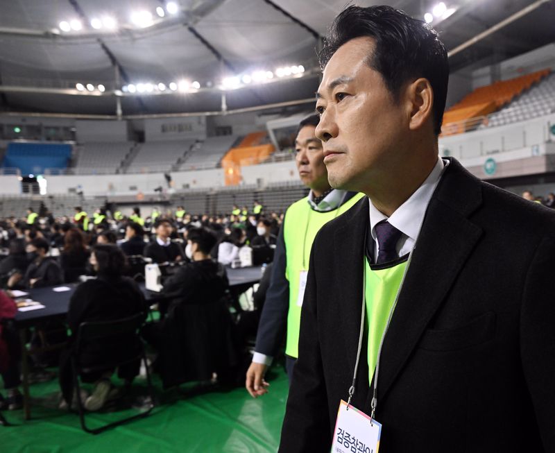 장동혁 국민의힘 대표와 국민의힘 검증참관인이 28일 오전 서울 송파구 올림픽공원 핸드볼경기장에서 열린 선거관리위원회 특검의 투표용지 현장 검증에서 이태한 선거관리위원회 특별검사와 대화를 나누기 위해 이동하고 있다. 2026.10.28 ⓒ 뉴스1 사진공동취재단