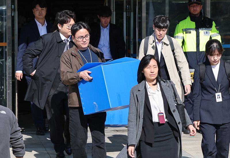 선거관리위원회 특별검사팀 관계자들이 27일 6·3 지방선거 투표용지 부족 사태 등을 수사하며 송파지역 개표소로 사용했던 서울 송파구 잠실 올림픽공원 핸드볼경기장에서 압수수색 후 압수품을 옮기고 있다. 2026.10.27 ⓒ 뉴스1 김도우 기자