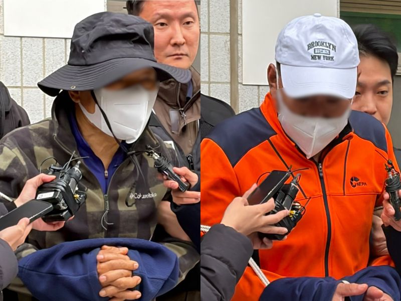 서울 구로구 주택가 인근 쓰레기 더미에 미라화된 시신을 유기한 혐의를 받는 60대 A씨(오른쪽)와 80대 B씨가 29일 서울남부지방법원에서 열리는 구속 전 피의자 심문(영장실질심사)을 마치고 퇴장하고 있다. 뉴스1