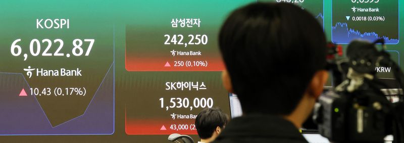 [서울=뉴시스] 박주성 기자 = 29일 오전 서울 중구 하나은행 딜링룸에서 딜러들이 업무를 하고 있다.코스피는 전일보다 4.78포인트(0.08%) 오른 6017.22에 개장했고 삼성전자와 SK하이닉스도 상승 출발하고 있다. 2026.10.29. park7691@newsis.com