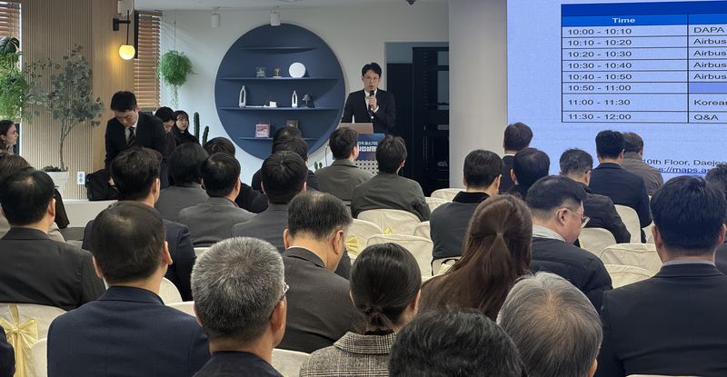 29일 대전테크노파크에서 개최된 유럽 항공우주기업 Airbus와 국내 중소기업·항공우주기업 간 산업협력을 위한 절충교역 사업설명회에서 김평화 방위사업청 방위산업협력과장이 인사말을 하고 있다. 방사청 제공
