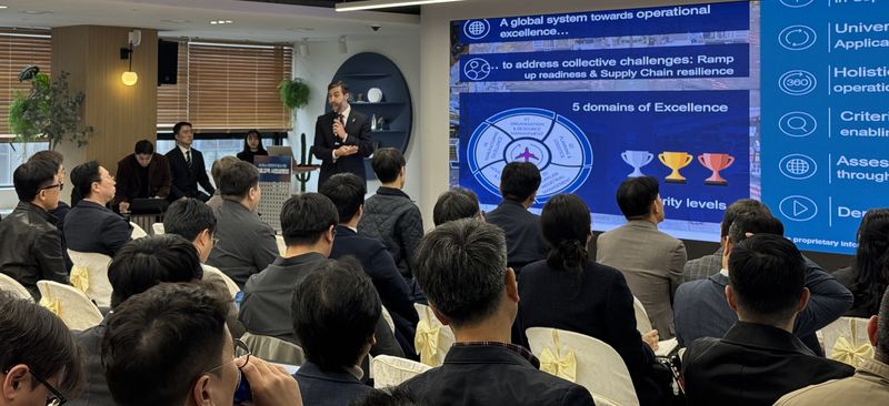 29일 대전테크노파크에서 개최된 유럽 항공우주기업 Airbus와 국내 중소기업·항공우주기업 간 산업협력을 위한 절충교역 사업설명회에서 Airbus社가 회사 소개 및 협력 희망분야를 설명하고 있다. 방사청 제공