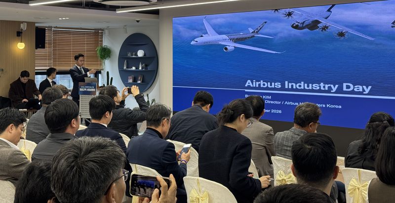 29일 대전테크노파크에서 개최된 유럽 항공우주기업 Airbus와 국내 중소기업·항공우주기업 간 산업협력을 위한 절충교역 사업설명회에서 Airbus社가 회사 소개 및 협력 희망분야를 설명하고 있다. 방사청 제공