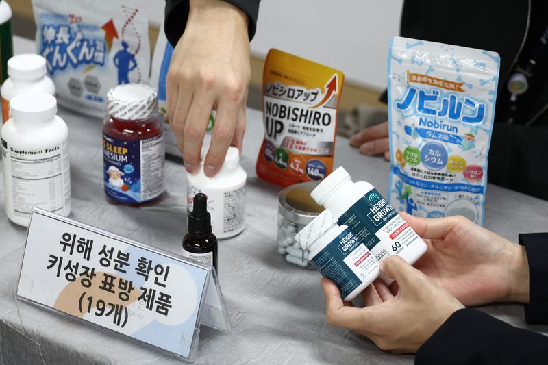 29일 서울 송파구 한국소비자원 서울강원지원에서 관계자들이 제품들을 살펴보고 있다. 뉴시스화상