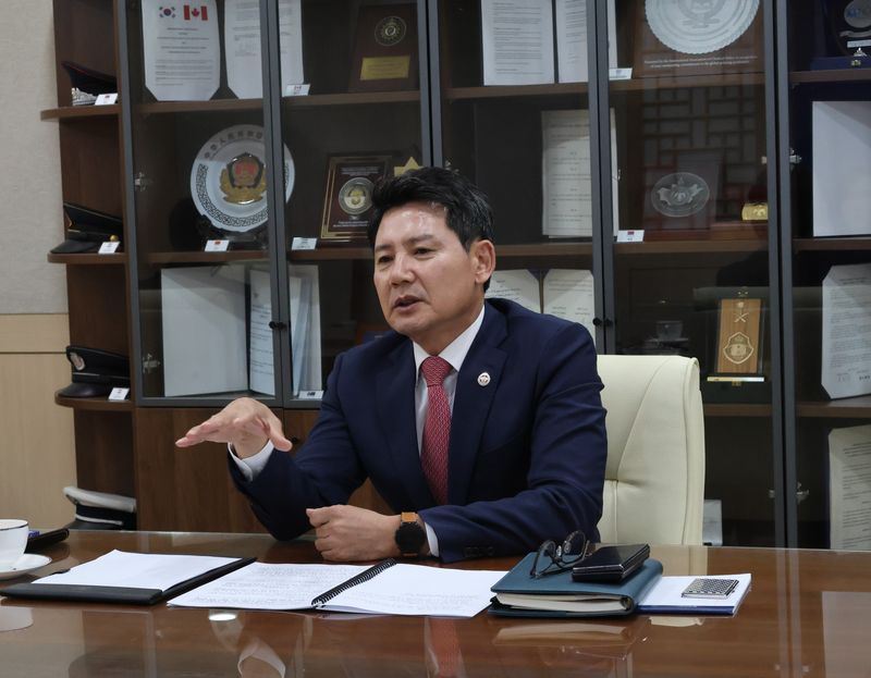 김동권 경찰청 국제치안협력국장이 29일 서울 서대문구 경찰청에서 파이낸셜뉴스와 인터뷰하고 있다. 김 국장은 초국가범죄 대응을 위한 인터폴 아시아·태평양 지역사무국 서울 유치 구상과 재외국민 보호 강화 방안을 밝혔다. 경찰청 제공