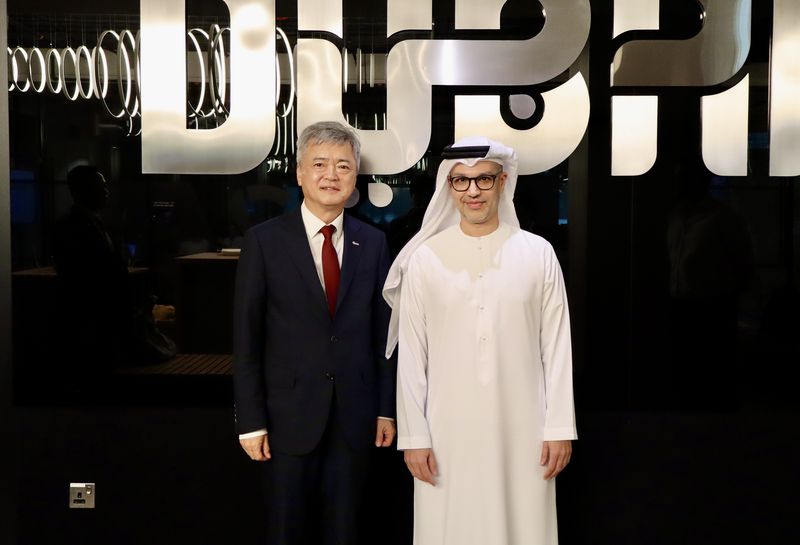 한국무역협회는 26일(월)부터 29일(목)까지 아랍에미리트(UAE)와 모로코에 K-소비재 경제협력 사절단을 파견했다. 한국무역협회 이인호 부회장(왼쪽)이 두바이 경제개발공사 하디 바드리 CEO와 기념촬영을 하고 있다. 한국무역협회 제공
