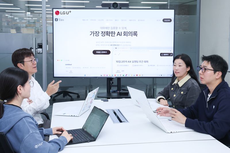 LG유플러스 직원들이 티로(Tiro)를 활용해 회의를 진행하는 모습. LG유플러스 제공