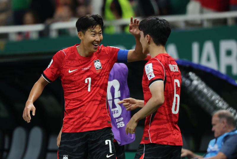 대한민국 축구국가대표팀의 손흥민과 황인범. 뉴스1
