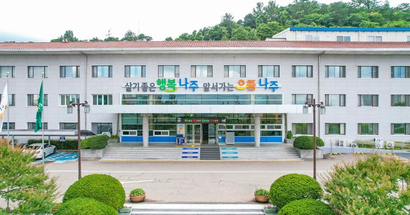 나주시<사진>가 2027년 생활임금 시급을 올해보다 3.7%(420원) 인상된 1만1620원으로 결정했다. 나주시 제공