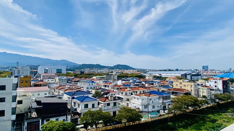 제주시 주거지역 전경. 전국 출생아 증가율이 14.5%를 기록한 올해 1~8월 제주 증가율은 6.8%에 그쳤다. 사진=정용복 기자
