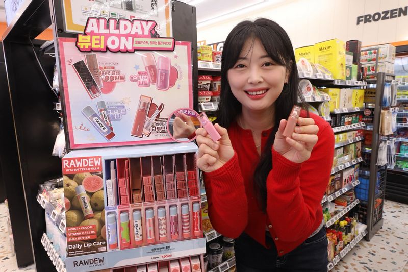 이마트24 점포에서 모델이 뷰티 제품을 소개하고 있다. 이마트24 제공