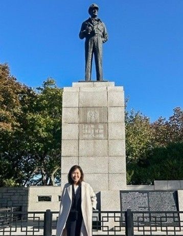 미셸 스틸 주한 미국대사가 지난 27일 인천 제물포구 자유공원을 찾아 더글러스 맥아더 장군의 동상 앞에서 기념촬영을 하고 있다. 스틸 대사 SNS 갈무리