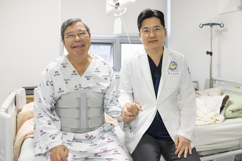 미국인 의사 영 하이롬씨가 주치의 김성철 원장과 환하게 웃으며 사진을 촬영하고 있다. 연세사랑병원 제공