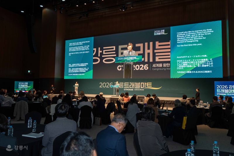 2026 강릉트래블마트가 29일 강릉컨벤션센터에서 막을 올린 가운데 김중남 강릉시장이 환영사를 하고 있다. 강릉시 제공