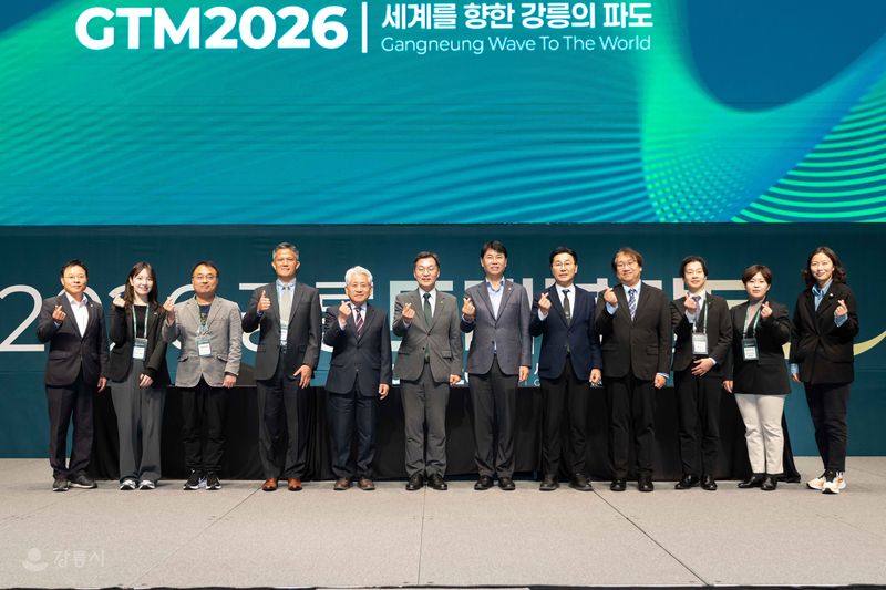 2026 강릉트래블마트가 29일 강릉컨벤션센터에서 막을 올린 가운데 김중남 강릉시장과 국내외 관광업계 관계자들이 기념촬영을 하고 있다. 강릉시 제공