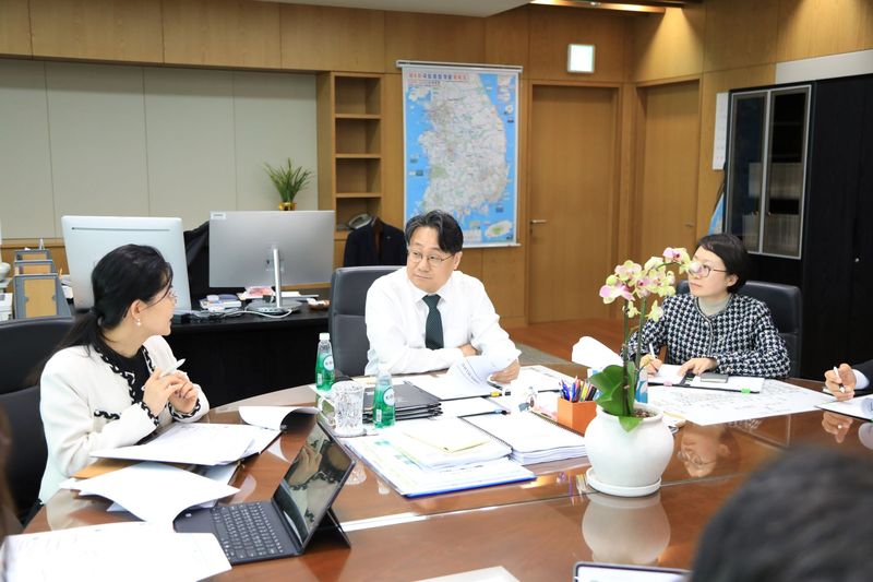 이성훈 한국토지주택공사(LH) 사장(가운데)이 29일 경상남도 진주 본사에서 사이버 위협 선제 대응 및 보안 강화를 위한 '사이버보안 점검 및 대책 회의'를 주재하고 있다. LH 제공