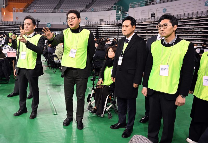 장동혁 국민의힘 대표와 국민의힘 검증참관인이 28일 오전 서울 송파구 올림픽공원 핸드볼경기장에서 열린 선거관리위원회 특검의 투표용지 현장 검증에서 이태한 선거관리위원회 특별검사와 대화를 나누기 위해 이동하고 있다. 2026.10.28 ⓒ 뉴스1 사진공동취재단