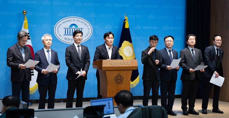 김영진 국회 행정안전위원장과 더불어민주당 위원들이 29일 서울 여의도 국회 소통관에서 올림픽공원 투표소 공개검증 관련 기자회견을 하고 있다. 2026.10.29 ⓒ 뉴스1 유승관 기자