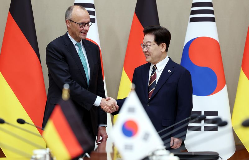 이재명 대통령과 프리드리히 메르츠 독일 총리가 29일 청와대에서 열린 정상회담에서 악수를 하고 있다. 뉴시스