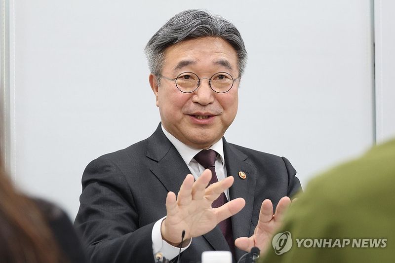윤호중 행정안전부 장관이 29일 오후 세종시 정부세종청사에서 열린 출입기자 간담회에서 취재진 질문에 답하고 있다. 연합뉴스