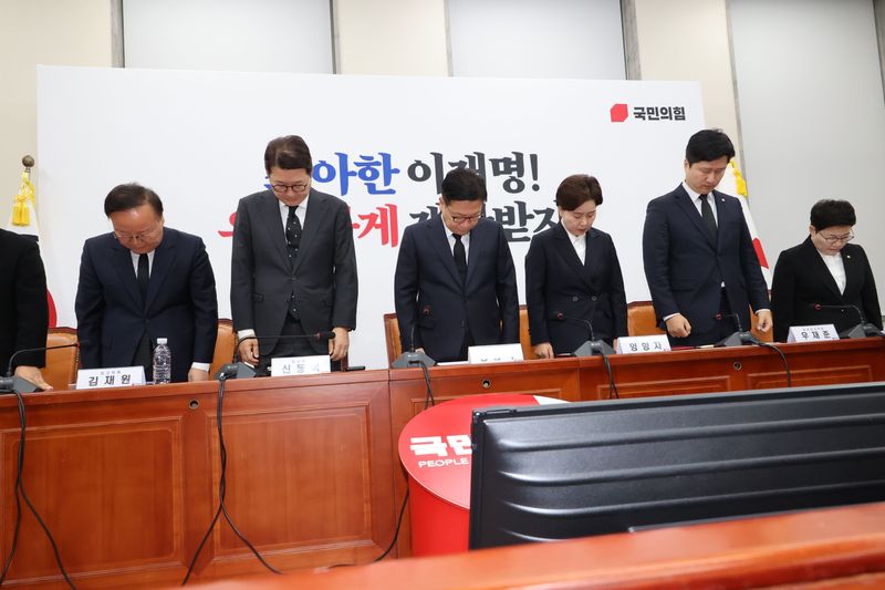국민의힘 정점식 원내대표와 신동욱 최고위원을 비롯한 지도부들이 29일 국회에서 열린 최고위원회의에서 이태원 참사 4주기 추모 묵념을 하고 있다. 사진=박범준 기자
