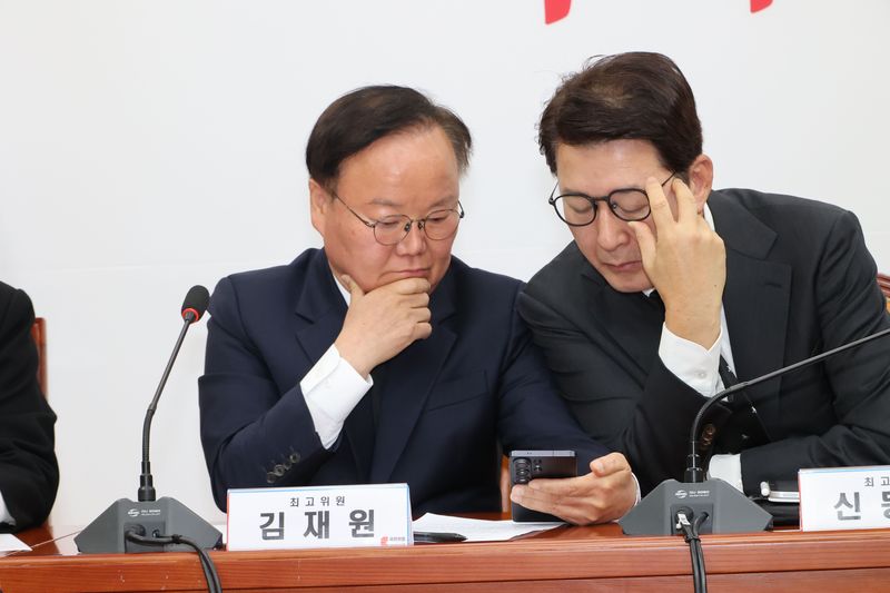 국민의힘 김재원 최고위원과 신동욱 최고위원이 29일 국회에서 열린 최고위원회의에서 이야기를 나누고 있다. 사진=박범준 기자
