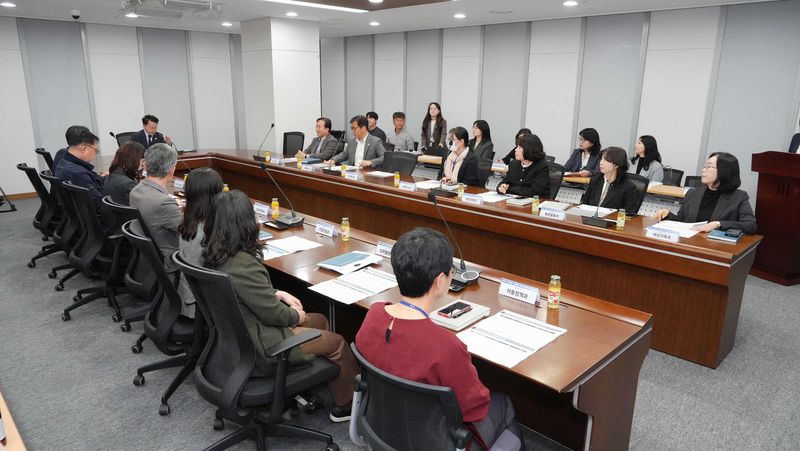 춘천시 인공지능 기본계획 수립 연구용역 최종보고회가 29일 춘천시청 중회의실에서 육동한 춘천시장과 관련 부서장, 한국지방행정연구원 연구진 등이 참석한 가운데 열렸다. 춘천시 제공