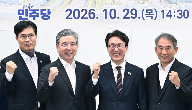 이원택 전북도지사(왼쪽부터), 장재훈 현대자동차그룹 부회장, 김민석 더불어민주당 대표, 윤준병 더불어민주당 의원이 29일 더불어민주당 메가성장특위 주관으로 새만금에너지융복합단지 종합지원센터에서 열린 '전북 새만금 현장 간담회'에서 파이팅을 외치고 있다. 현대차그룹 제공