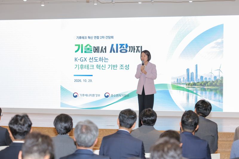 이소영 중소벤처기업부 장관이 29일 서울특별시 중구 온드림 소사이어티에서 열린 ‘기후테크 혁신 연합 2차 간담회’에서 인사말을 하고 있다.(중소벤처기업부 제공)