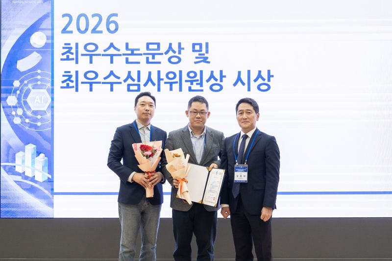 한원희 서울시립대 박사과정생(가운데)과 임희종 교수가 지난 24일 서울대 SK경영관에서 열린 한국경영과학회 추계학술대회에서 2026 한국경영과학회지 최우수논문상을 수상한 뒤 기념촬영을 하고 있다. 서울시립대 제공