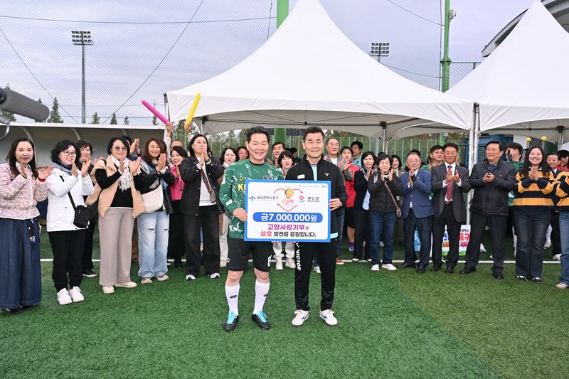 울산 중구 대표단이 29일 전북 부안군을 방문, 자매 친선 도시 교류행사를 가졌다. 김영길 중구청장(사진 오른쪽)이 고향사랑기부를 통해 상호 협력을 약속했다. 울산 중구 제공
