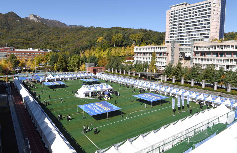 국민대학교 대운동장에 마련된 80개의 직무 컨설팅관 및 홍보 부스에서 참가 청년들이 취업 상담 및 다양한 프로그램에 참여하고 있다. 국민대 제공