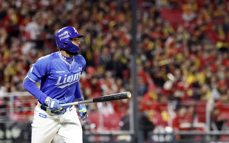 29일 오후 전남광주 북구 광주-기아챔피언스필드에서 열린 2026 KBO 포스트시즌 플레이오프 3차전 삼성라이온즈 대 KIA타이거즈의 경기. 1회초 2사 1루 상황 삼성 디아즈가 2점 홈런을 친 뒤 타구를 바라보고 있다. 뉴시스