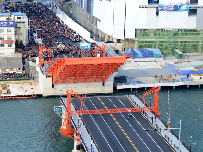 지난 2013년 11월 복원 공사를 마치고 화려하게 재개통한 영도대교의 도개 행사 전경. 롯데그룹은 노후화로 철거 위기에 처했던 영도대교를 1100억원을 들여 복원해 부산시에 기부채납하며 부산과의 각별한 인연을 이어가고 있다. 롯데지주 제공