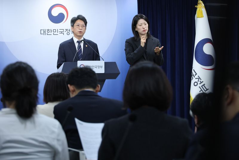 홍지선 국토교통부 장관이 29일 서울 종로구 정부서울청사에서 7만6천700호 규모의 주택을 공급하는 신규 공공택지 추진계획을 발표하고 있다. /사진=연합뉴스
