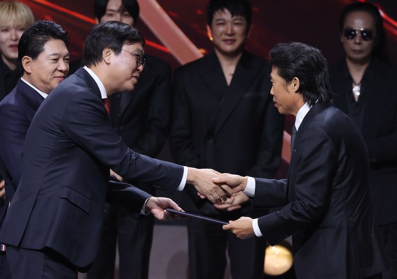 29일 서울 중구 국립극장에서 열린 '제17회 대한민국 대중문화예술상' 시상식에서 최휘영 문체부 장관이 배우 유해진에게 대통령 표창을 수여하고 있다. 연합뉴스