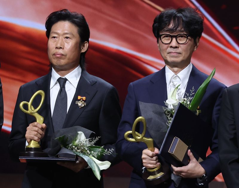 29일 서울 중구 국립극장에서 열린 '제17회 대한민국 대중문화예술상' 시상식에서 대통령 표창을 받은 영화감독 장항준(왼쪽)과 배우 유해진. 연합뉴스