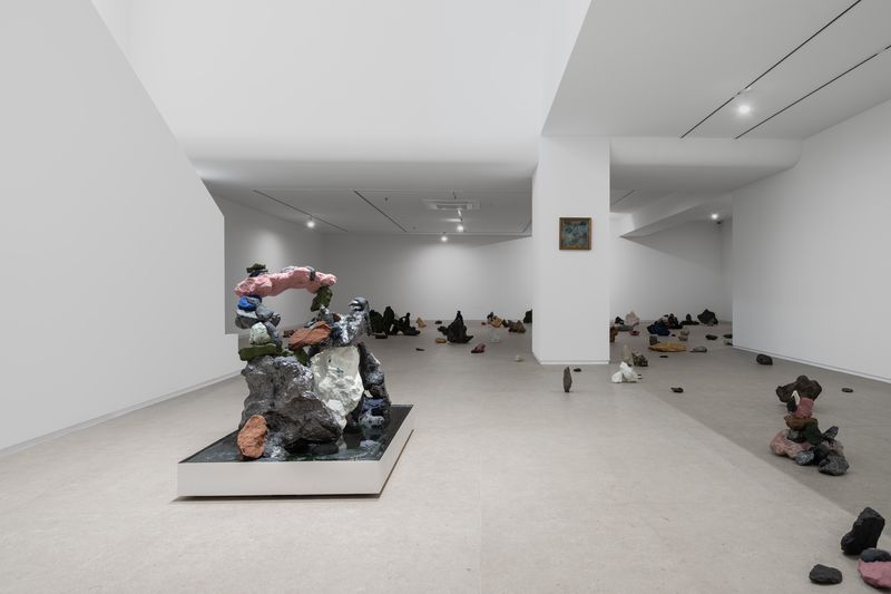 서울 마포구 AOD 뮤지엄에서 열리고 있는 신미경 개인전 'Becoming Stone: From the Remains' 전경. 바위를 닮은 도자 조각들이 전시장 곳곳에 배치돼 있다.