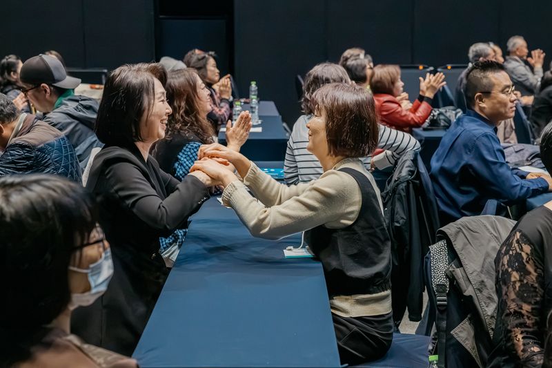 제1회 전국 시청각장애인 당사자 대회에서 시청각장애인 당사자와 통역사가 손을 맞대고 촉수화로 소통하고 있다. 밀알복지재단 제공