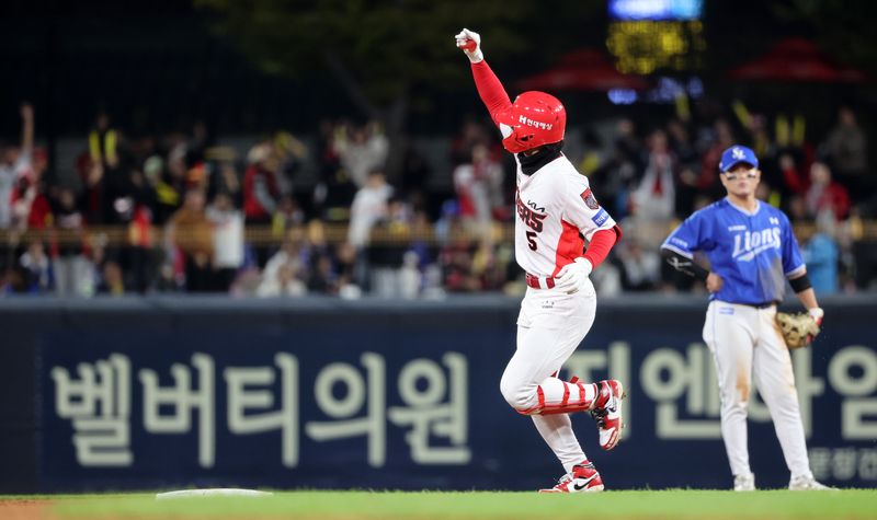 29일 기아챔피언스필드에서 열린 프로야구 2026 포스트시즌 플레이오프 3차전 삼성 라이온즈와 KIA 타이거즈의 경기. KIA 김도영이 3회말 1사에서 역전 솔로홈런을 때리고 베이스를 돌며 세리머니하고 있다. 연합뉴스