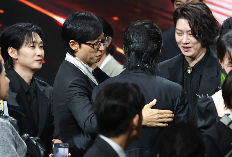 방송인 유재석이 29일 오후 서울 중구 국립극장 해오름극장에서 열린 '제17회 대한민국 대중문화예술상 시상식‘에서 배우 유해진을 축하하고 있다. 뉴스1화상