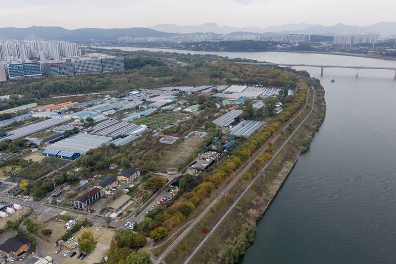 국토교통부가 29일 주택공급 정례브리핑을 열고 하남과 김포, 구리 등 7만6700가구 규모의 신규 택지 후보지 6곳을 추가 발표했다. 경기 구리시 사노동 건원지구(위쪽)와 경기 하남시 하남미사 K-컬처 지구 연합뉴스