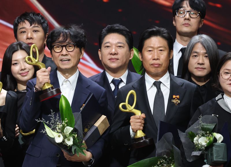 장항준 감독과 배우 유해진이 29일 오후 서울 중구 국립극장 해오름극장에서 열린 '제17회 대한민국 대중문화예술상 시상식‘에서 기념 촬영을 하고 있다. 뉴스1화상