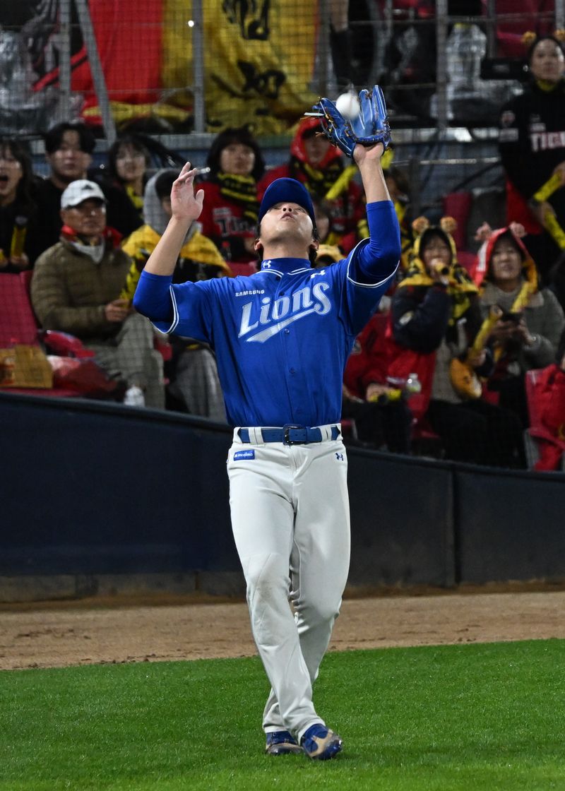 29일 오후 전남광주 북구 광주-기아챔피언스필드에서 열린 2026 KBO 포스트시즌 플레이오프 3차전 삼성라이온즈 대 KIA타이거즈의 경기. 8회 말 삼성 김영웅이 기아 선두타자 나성범의 파울 타구를 잡고 있다. 뉴시스