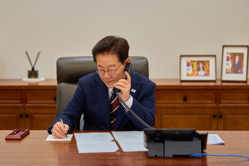 이재명 대통령이 29일 청와대에서 모하메드 빈 살만 빈 압둘아지즈 알사우드 사우디아라비아 왕국 왕세자 겸 총리와 통화를 하고 있다. 청와대 제공