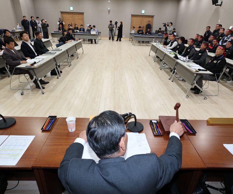 [수원=뉴시스] 김종택 기자 = 29일 경기도 수원시 영통구 경기지방노동위원회에서 경기도 버스 노사 최종 조정회의가 열리고 있다.노조는 이날 조정회의가 결렬되면 30일 첫차부터 전면 파업에 돌입한다. 2026.10.29. jtk@newsis.com /사진=뉴시스